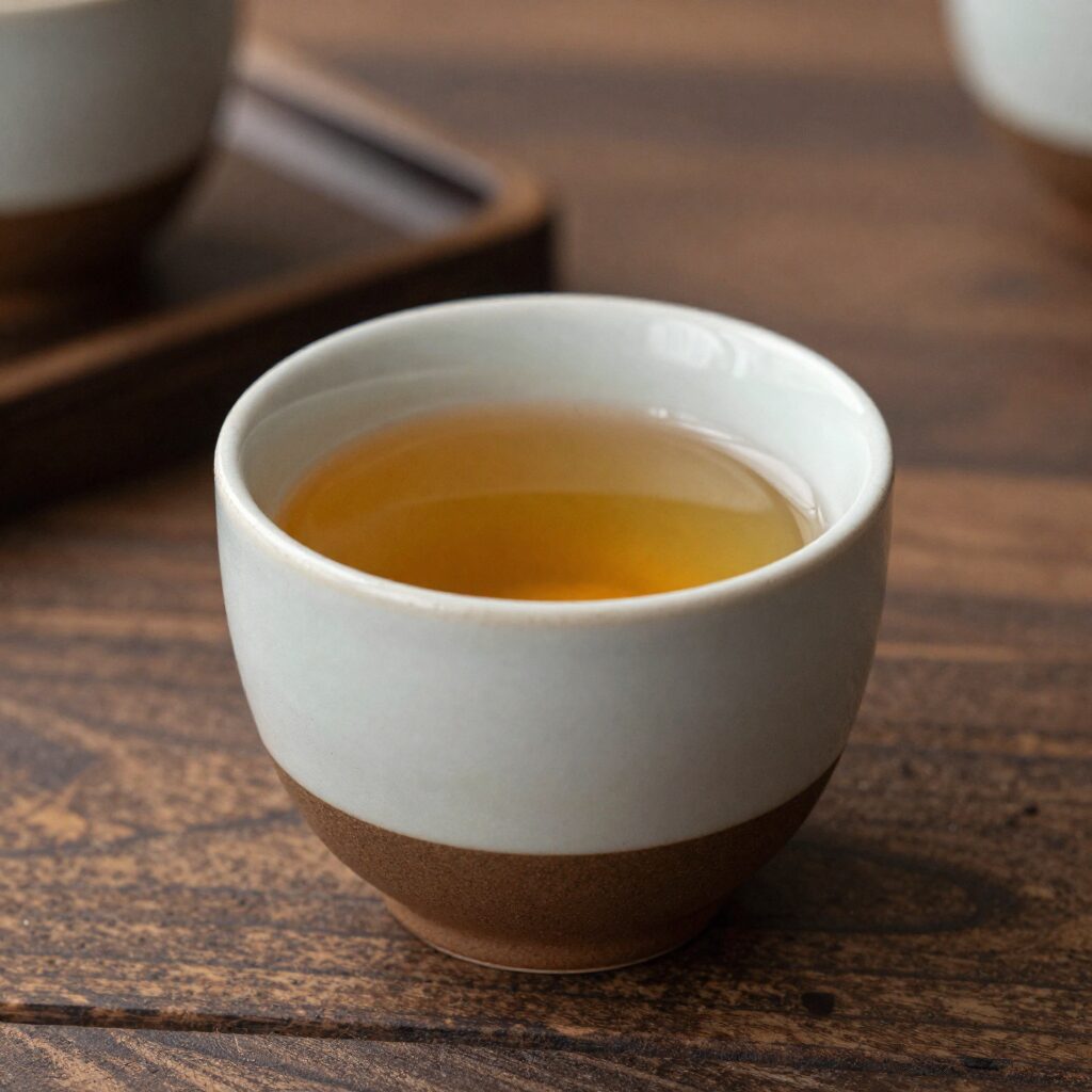 따뜻한 겨우살이차가 담긴 도자기 컵