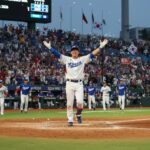 2026 WBC 한국 대표팀 문보경 만루홈런 후 베이스 터치하며 환호하는 장면