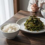 봄 제철 머위 효능과 맛있게 먹는 방법 접시에 담긴 머위나물무침과 밥 한 공기