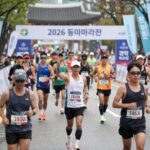 2026 동아마라톤 광화문 출발점에서 많은 러너들이 준비하는 모습