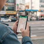 주유소 가격비교로 기름값 절약하는 실전 방법 스마트폰에서 주유소 가격비교 앱을 사용하는 모습