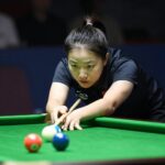 황민지 선수가 당구대에서 샷을 준비하는 모습