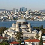 보스포러스 해협을 배경으로 한 이스탄불의 도시 스카이라인과 역사적인 건물들
