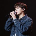 김동준이 라이브 콘서트에서 마이크를 들고 노래하고 있는 모습