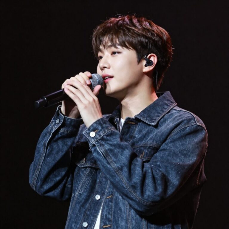 김동준이 라이브 콘서트에서 마이크를 들고 노래하고 있는 모습