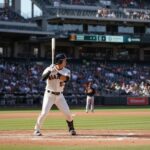 이정후 선수가 메이저리그 경기에서 타격을 준비하는 모습