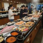 마키노차야 뷔페 테이블에 놓인 다양한 신선한 해산물과 초밥