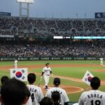 WBC 한일전에서 오타니 쇼헤이가 우중간 담장을 넘기는 동점 홈런을 친 후 타구 방향을 바라보는 모습