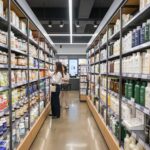 올리브영 매장 내 다양한 건강 기능성 식품과 샴푸 진열장