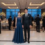 오타니 쇼헤이와 아내 다나카 마미코가 공식 행사에서 미소 지으며 포즈를 취한 모습