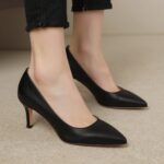 블랙 컬러의 로저비비에 미들힐 펌프스 구두가 놓여 있는 모습