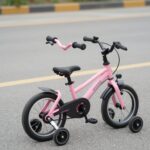 삼천리 유아자전거 6세 7세 사이즈 선택과 사용 후기 삼천리 딩고 20인치 유아 자전거 핑크색 실제 사용 모습, 앞바구니와 보조바퀴가 장착되어 있음