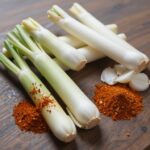 줄기양파김치 재료 준비 사진 줄기양파와 고춧가루 배 마늘 등 양념 재료가 정리되어 있음