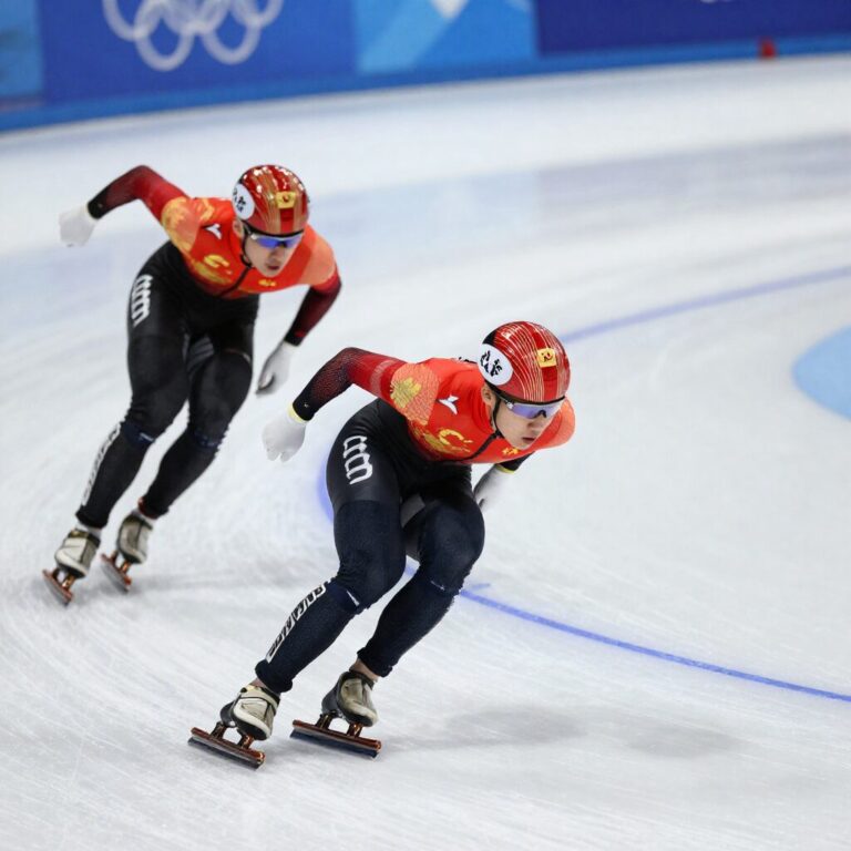 쇼트트랙 선수들이 코너를 빠르게 돌고 있는 격렬한 경기 장면