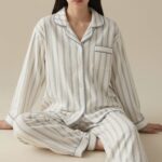 부드러운 소재의 스트라이프 긴팔 홈웨어 원피스를 입은 모습