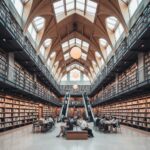 3월 데이트를 빛내는 서울 핫플 코엑스 별마당도서관 코엑스 별마당도서관의 높은 천장과 서가가 보이는 전경