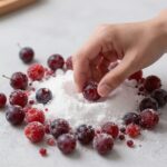 작게 다진 딸기와 설탕을 섞는 과정