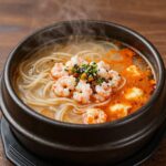 우동 카덴의 대표 메뉴 새우크림우동과 카레우동이 담긴 그릇