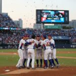 WBC 8강 일정과 한국의 기적적인 진출 한국 야구 대표팀이 호주전 승리 후 함께 포옹하며 기뻐하는 모습