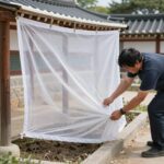 창틀과 방충망을 청소하여 황사 유입을 차단하는 방법