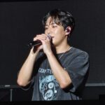 윤종신 콘서트 무대에서 노래하고 있는 모습