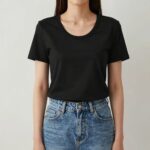 에이블앤코 U넥 반팔티셔츠를 입은 여성이 데님 팬츠와 매치한 캐주얼 데일리 룩