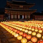 목동 법안정사 대웅전 앞마당에 수많은 연등이 화려하게 걸려 있는 모습