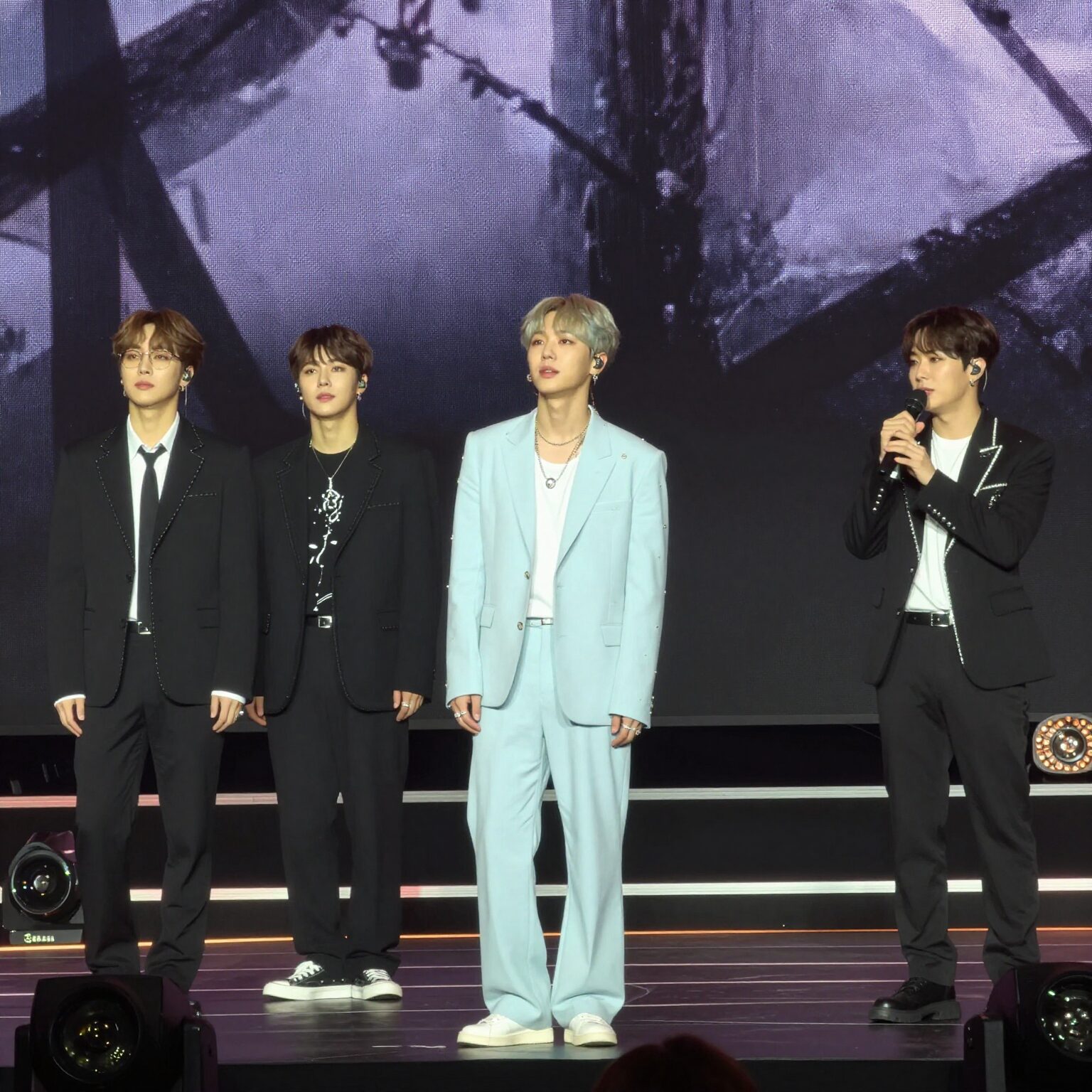 2026 코첼라 아웃도어 시어터 스테이지에서 공연 중인 빅뱅 멤버들