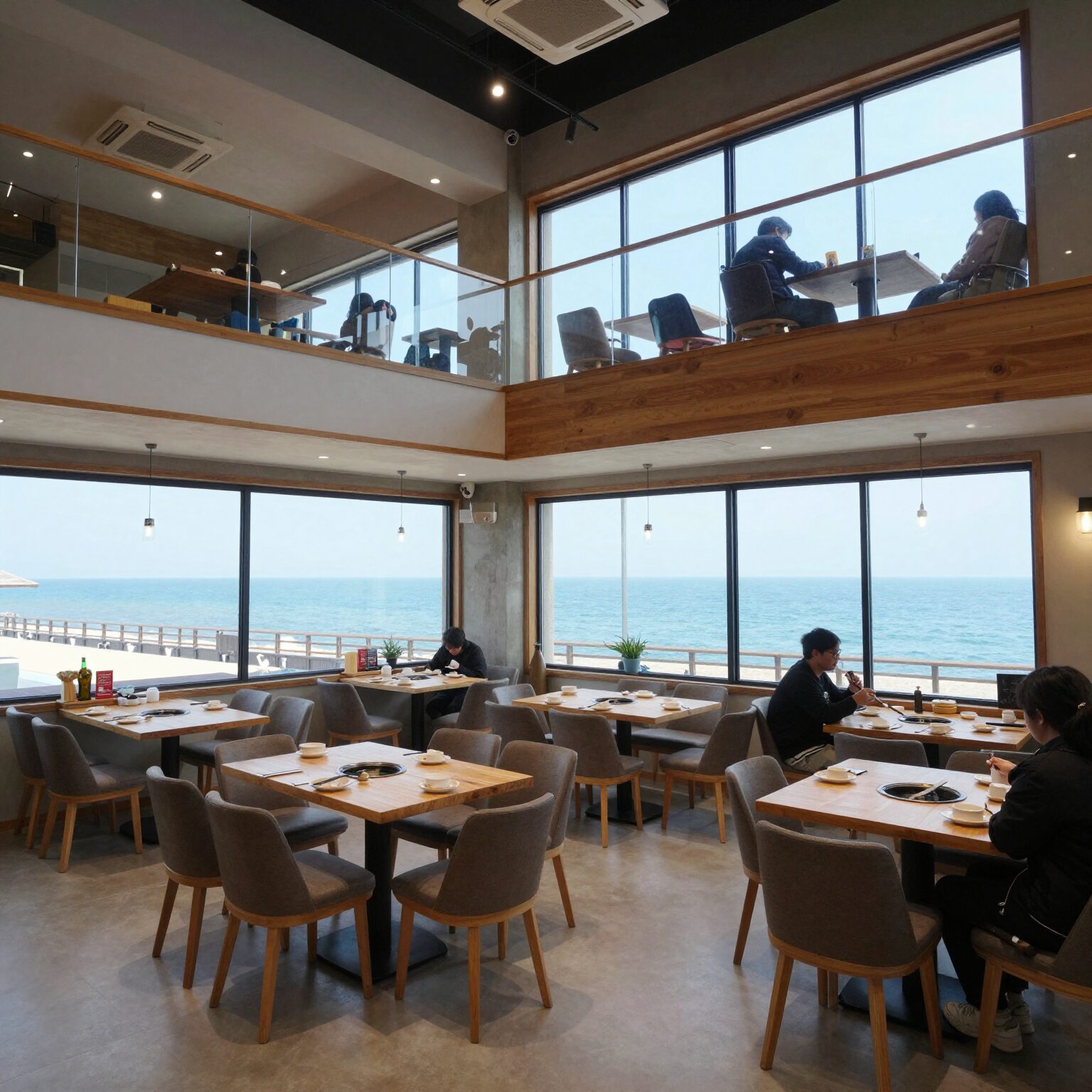 부산 기장 이화장 횟집 내부 전경, 2층 홀이 넓고 많은 테이블이 있으며 바다쪽 창가 자리가 인기임