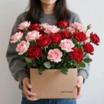 어버이날 카네이션 배달 박스와 꽃다발 사진, 빨간색과 분홍색 카네이션이 함께 담겨 있음