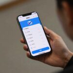 스마트폰으로 손택스 앱을 이용해 자녀장려금 신청하는 모습