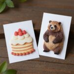 어린이날 카드 도안 예시로 조각 케이크 모양 카드와 팝업 곰돌이 카드가 나란히 놓여 있음