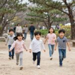 2026년 어린이날 가족 나들이를 즐기는 모습, 공원에서 아이들이 뛰노는 장면