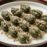 완성된 오이소박이를 접시에 예쁘게 담아 통깨를 뿌린 모습