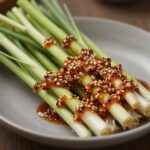 봄나물 두릅나물무침 종류별 손질법과 레시피 데친 두릅나물을 양념과 함께 가볍게 버무리는 모습