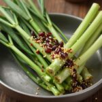 깨끗이 손질된 두릅과 된장 들기름 등 양념 재료가 준비된 사진