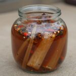 완성된 엄나무순 장아찌가 담긴 유리병 사진