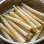 감자칼로 채썬 마늘쫑과 통마늘쫑을 간장 절임물에 담가 장아찌를 만드는 과정