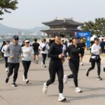 쉬엄쉬엄 한강 3종 축제 참가자들이 한강공원에서 달리기를 즐기고 있는 모습