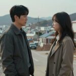 영화 휴민트 장면 조인성과 박정민이 블라디보스토크 배경에서 대치하는 모습