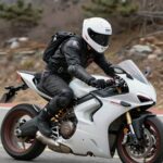 사냥개들 시즌2에서 건우가 탄 Ducati 바이크와 헬멧의 93 디테일