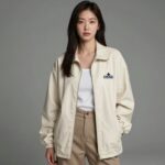 아이보리색 라코스테 가죽 슬립온을 신은 여성이 가디건과 슬랙스로 스타일링한 모습