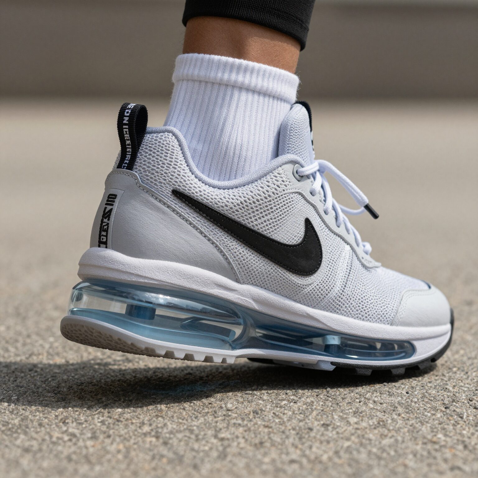 2026년형 나이키 에어리프트의 스마트 펌프 기술과 디자인을 보여주는 클로즈업 사진