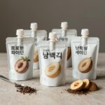 프로티원 단백질 쉐이크 파우치 여러 가지 맛이 테이블 위에 놓여 있음