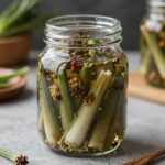 유리병에 담긴 아삭해 보이는 쪽파 장아찌