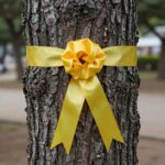 정읍 이팝동산 나무에 매달린 노란 리본 close up shot 추모와 기억의 상징