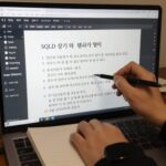 SQLD 공부 노트와 교재를 펼쳐 놓은 모습. 윈도우 함수와 JOIN 정리가 눈에 띈다.