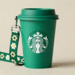 스타벅스 실리콘 푸드백 그린 컬러와 플라워 스트랩 참이 연결된 모습