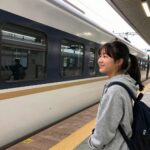 밀양역 플랫폼에서 아이가 지나가는 KTX 열차를 바라보며 웃고 있는 모습