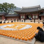 부처님오신날 절 추천 나들이 부처님오신날 연등이 걸린 사찰 마당과 방문객